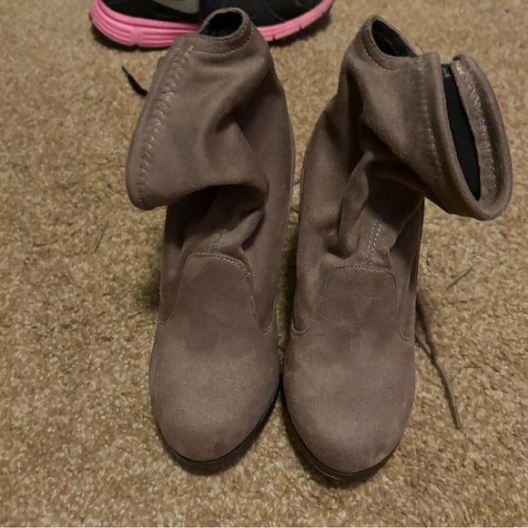 EUC-Vegan Shirhk brown suede boots - Picture 8 of 10